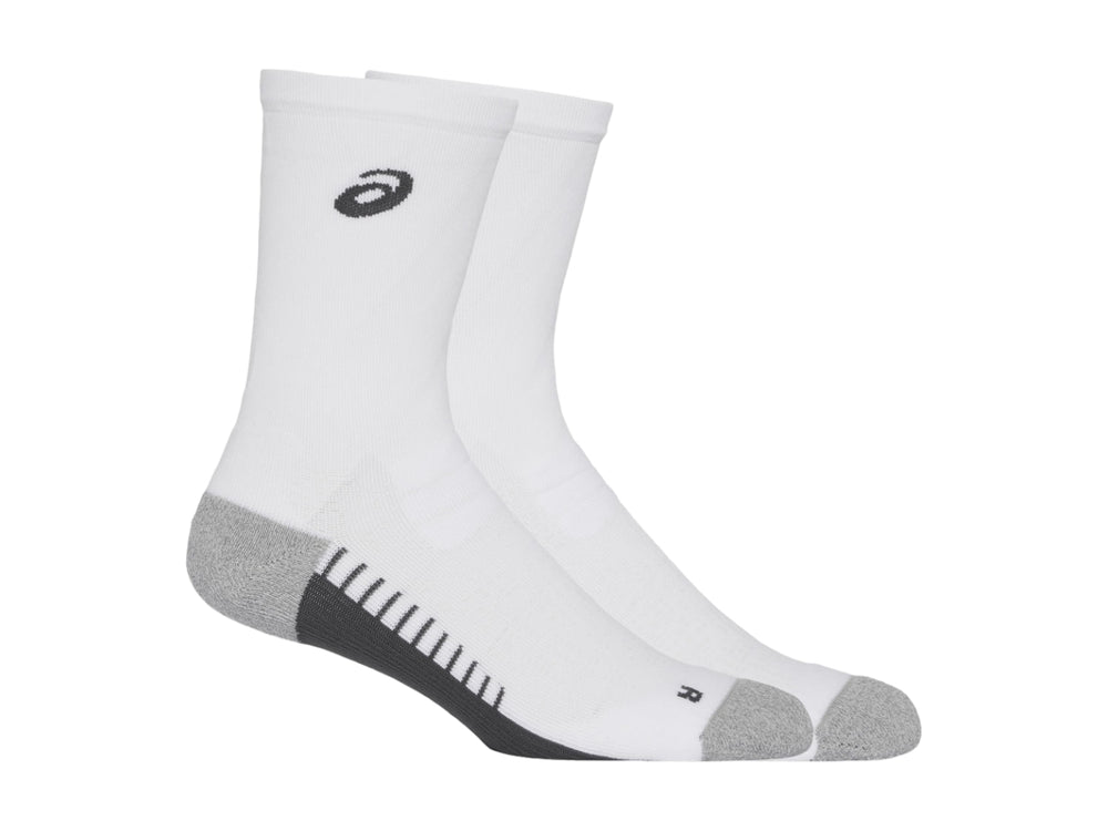 Par de calcetines deportivos ASICS color blanco con detalles en gris en el talón y la punta.