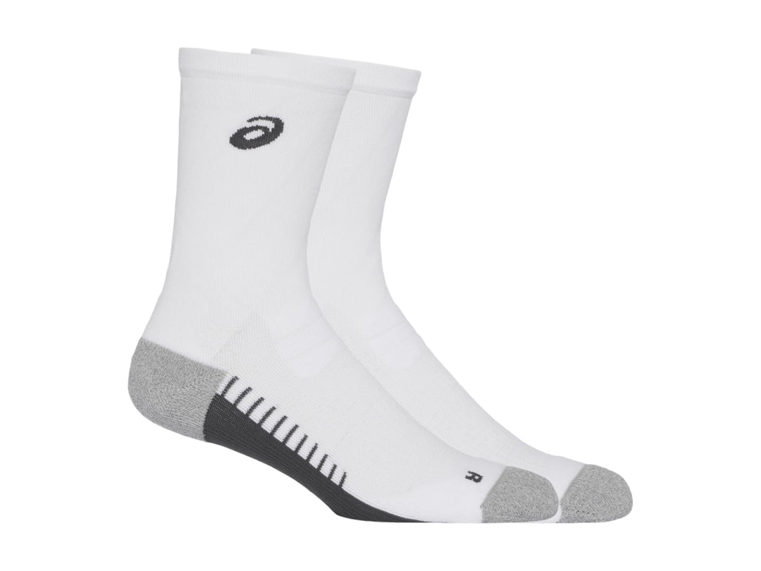 Par de calcetines deportivos ASICS color blanco con detalles en gris en el talón y la punta.