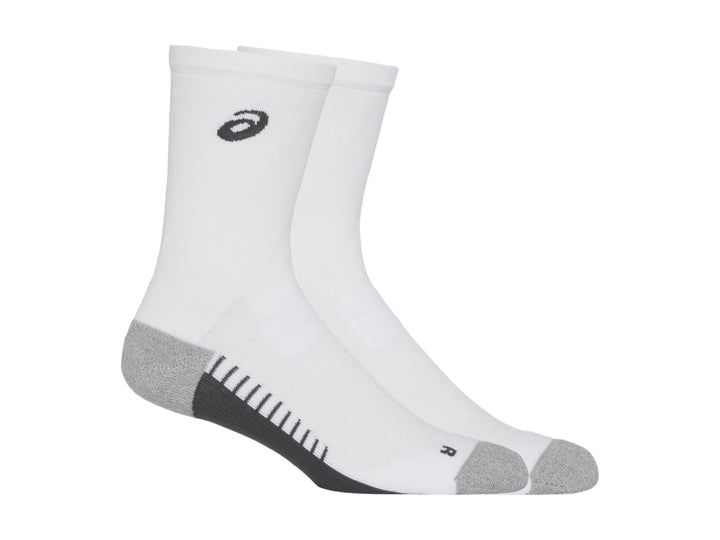 Par de calcetines deportivos ASICS color blanco con detalles en gris en el talón y la punta.