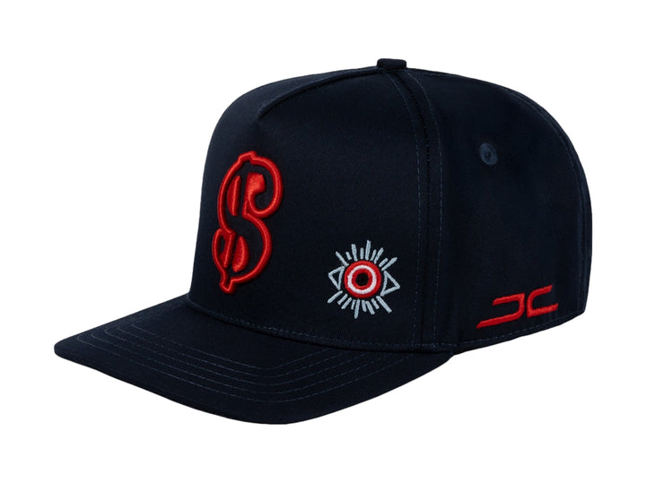 Gorra snapback azul marino con visera plana y detalles bordados en rojo y blanco.