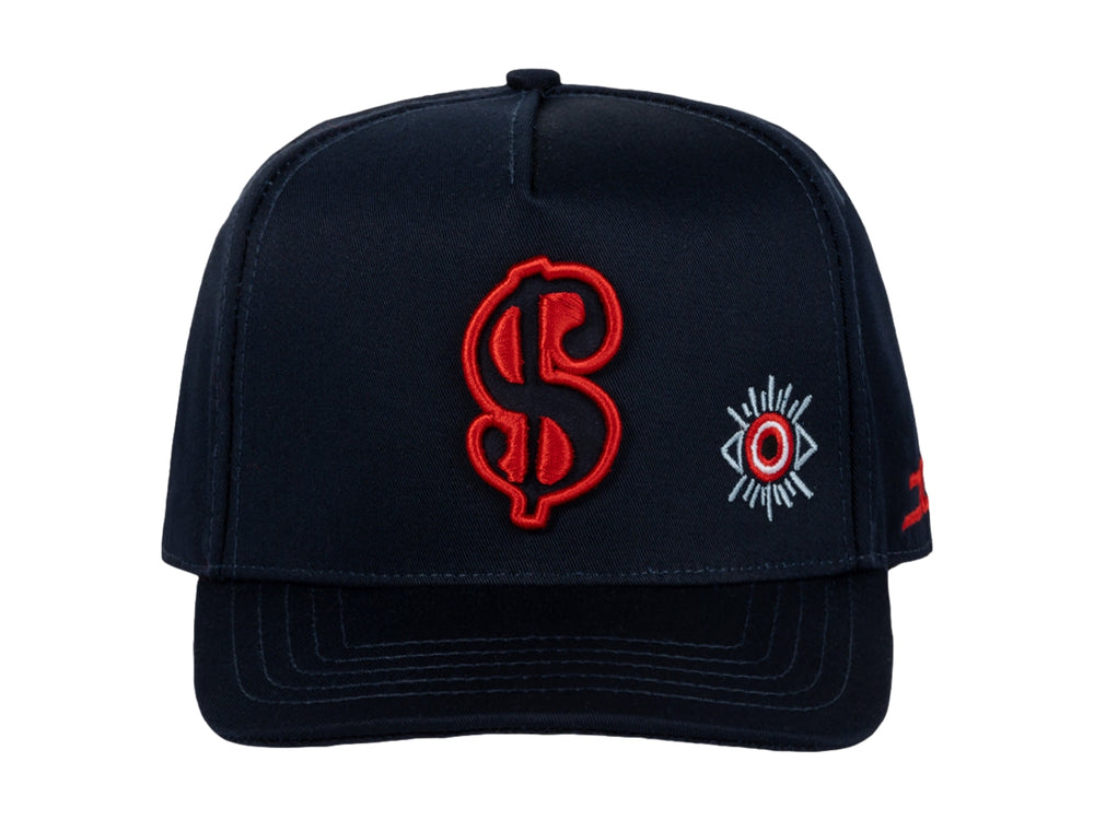 Gorra snapback azul marino con visera plana y detalles bordados en rojo y blanco.