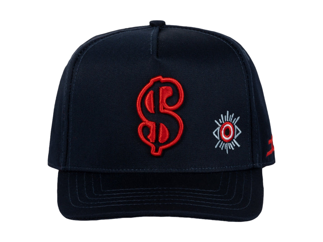 Gorra snapback azul marino con visera plana y detalles bordados en rojo y blanco.