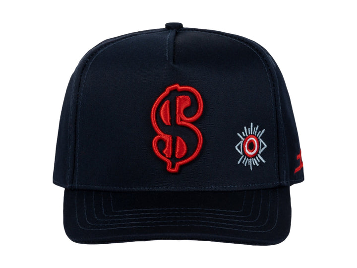 Gorra snapback azul marino con visera plana y detalles bordados en rojo y blanco.