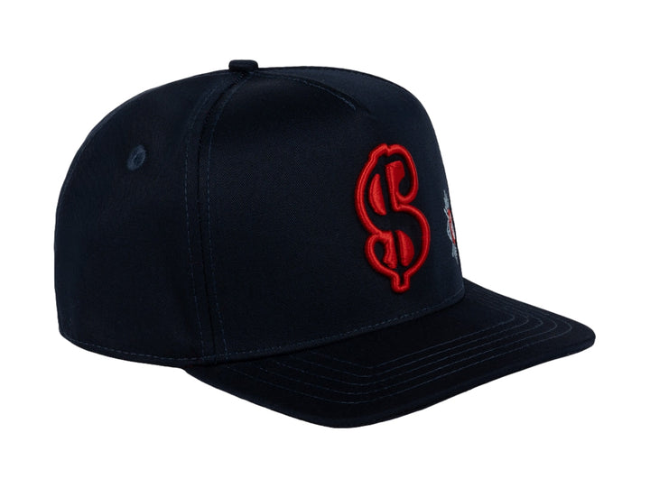 Gorra snapback azul marino con visera plana y detalles bordados en rojo y blanco.