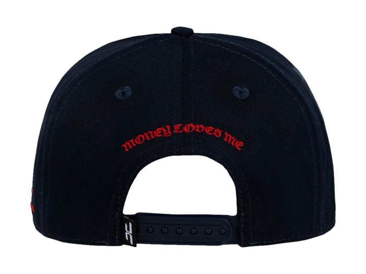 Gorra snapback azul marino con visera plana y detalles bordados en rojo y blanco.