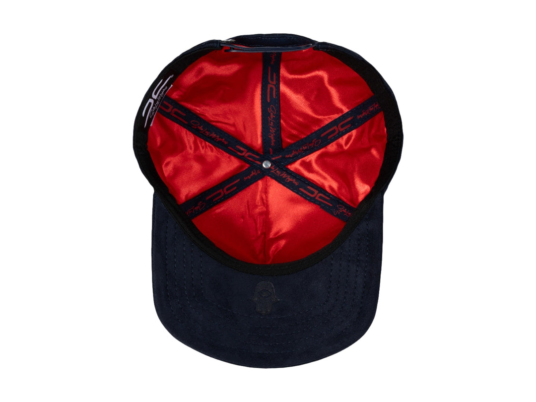 Gorra snapback azul marino con visera plana y detalles bordados en rojo y blanco.