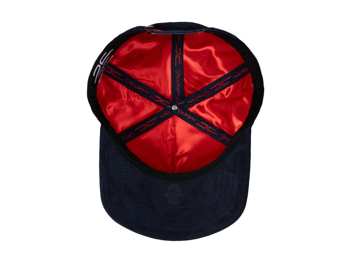 Gorra snapback azul marino con visera plana y detalles bordados en rojo y blanco.