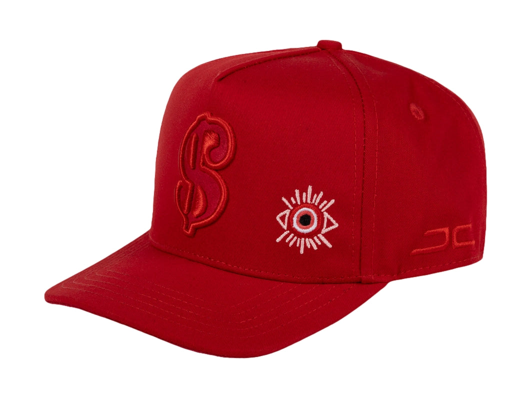 Gorra snapback color rojo con bordados decorativos en el frente y lateral.