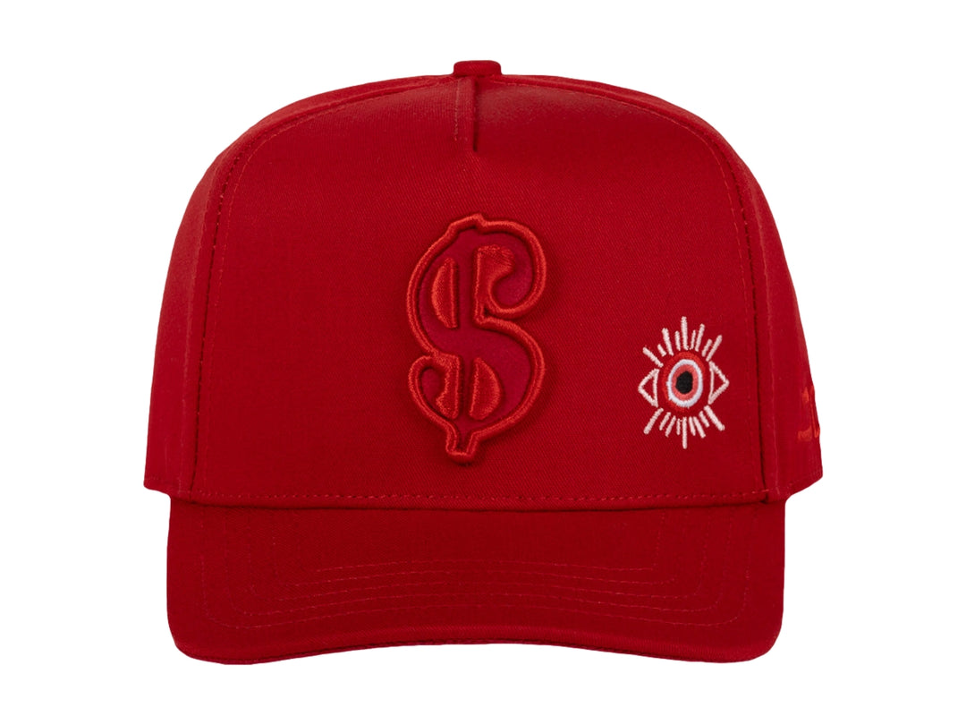 Gorra snapback color rojo con bordados decorativos en el frente y lateral.