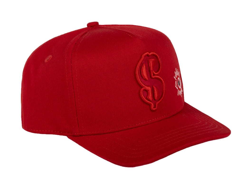 Gorra snapback color rojo con bordados decorativos en el frente y lateral.