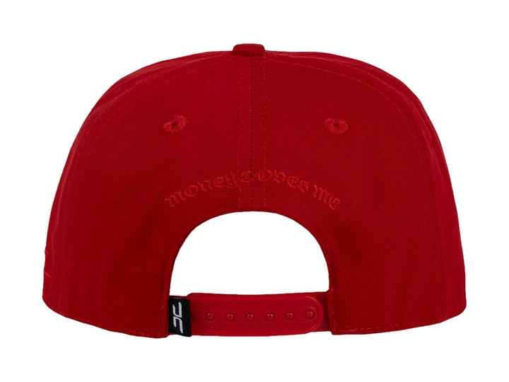 Gorra snapback color rojo con bordados decorativos en el frente y lateral.