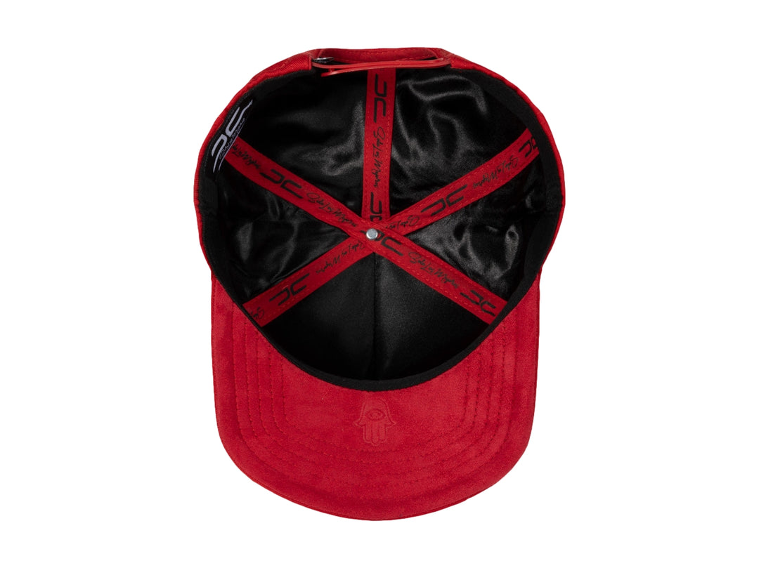 Gorra snapback color rojo con bordados decorativos en el frente y lateral.
