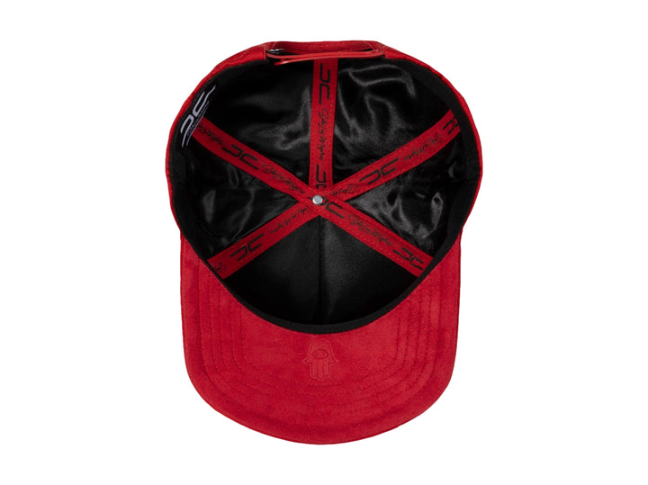 Gorra snapback color rojo con bordados decorativos en el frente y lateral.