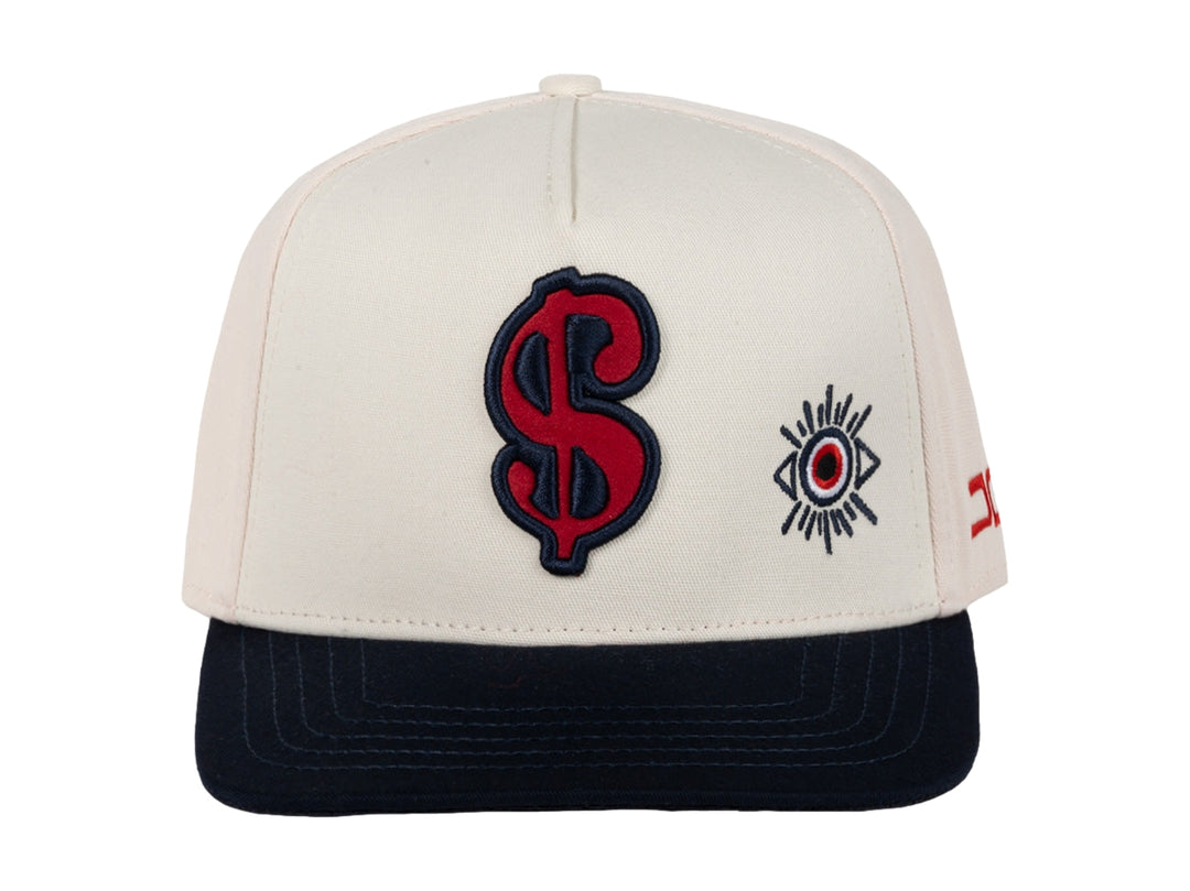 Gorra snapback color beige con visera azul marino y bordados en rojo y azul.