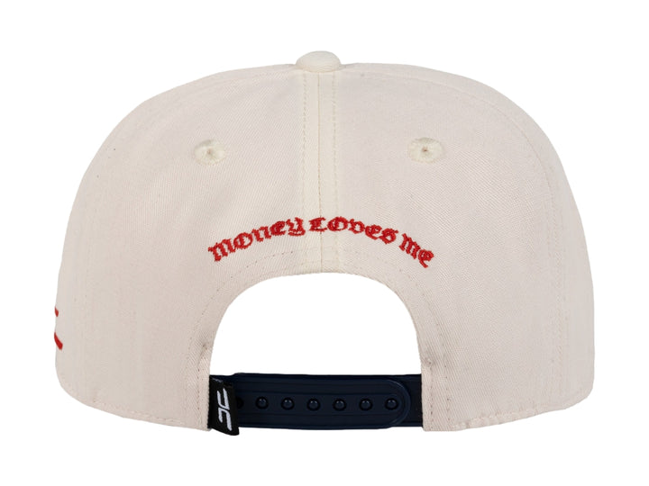 Gorra snapback color beige con visera azul marino y bordados en rojo y azul.