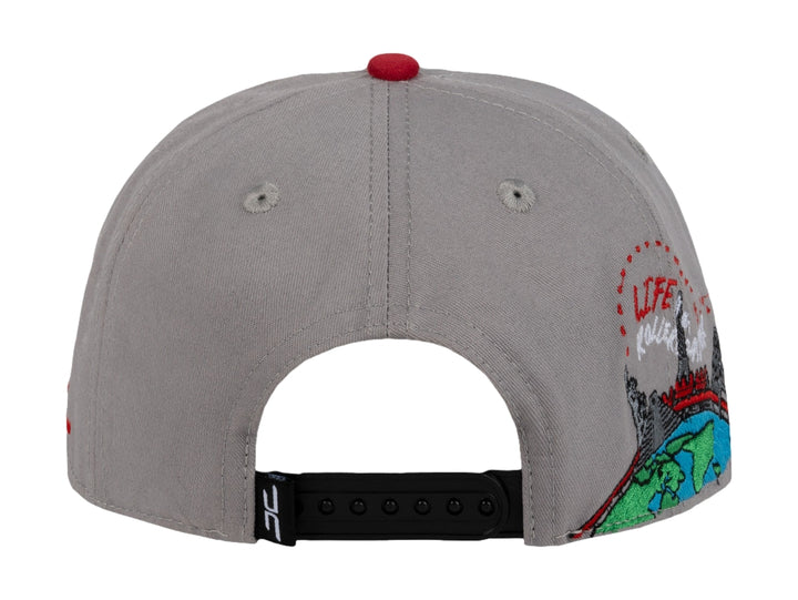 Gorra snapback de color gris con visera negra y bordados en color rojo en el frente y lateral.