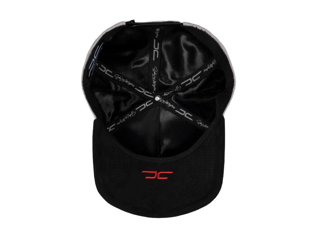 Gorra snapback de color gris con visera negra y bordados en color rojo en el frente y lateral.