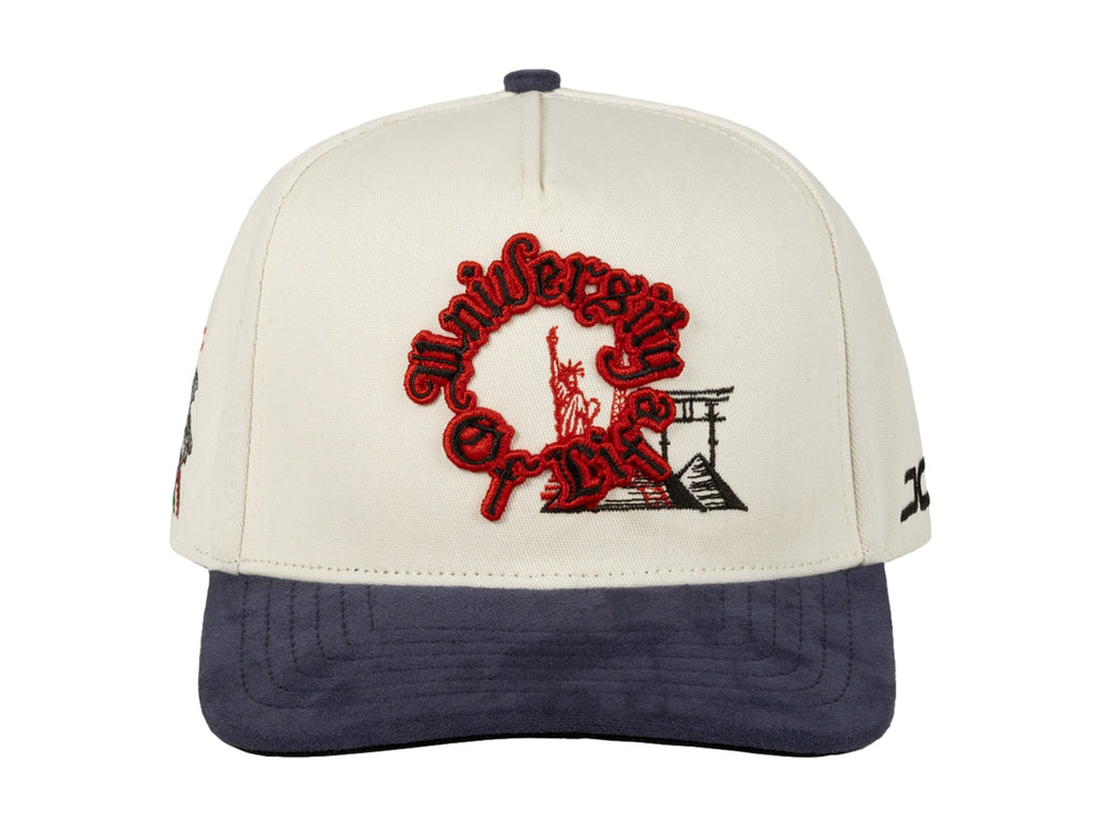 Gorra snapback JC Hats color beige con visera azul marino y bordado rojo frontal.