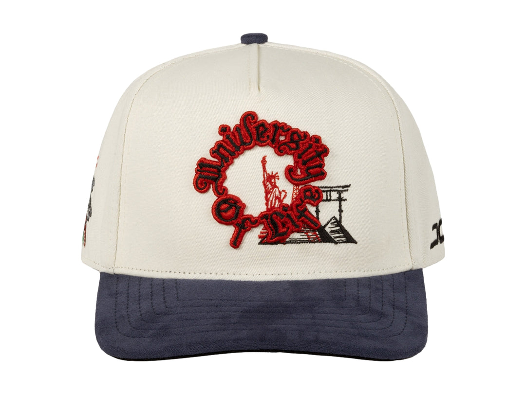 Gorra snapback JC Hats color beige con visera azul marino y bordado rojo frontal.