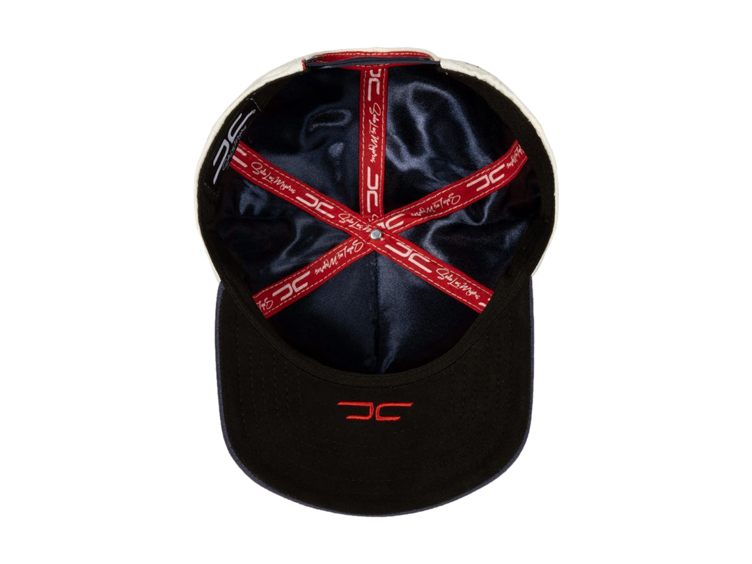 Gorra snapback JC Hats color beige con visera azul marino y bordado rojo frontal.