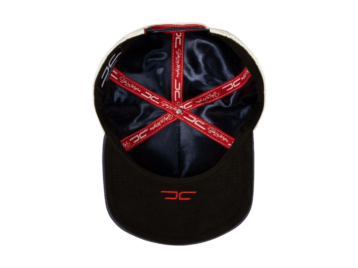 Gorra snapback JC Hats color beige con visera azul marino y bordado rojo frontal.