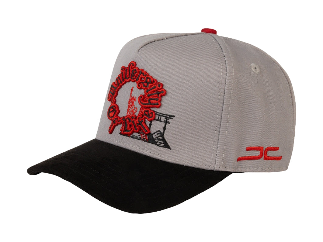 Gorra JC HATS color gris con visera negra y bordado rojo frontal que dice University of Life.