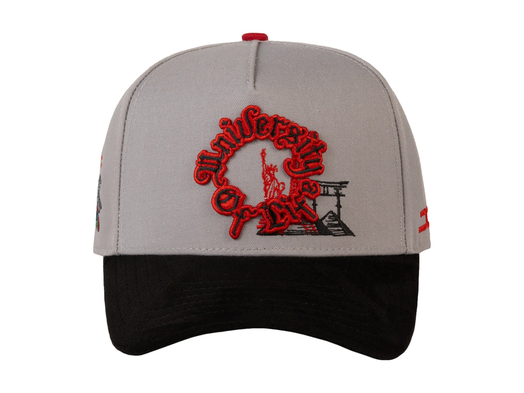Gorra JC HATS color gris con visera negra y bordado rojo frontal que dice University of Life.
