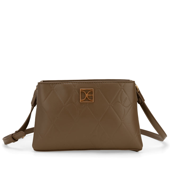 Bolso de hombro color camel con diseño acolchado y logotipo dorado central.