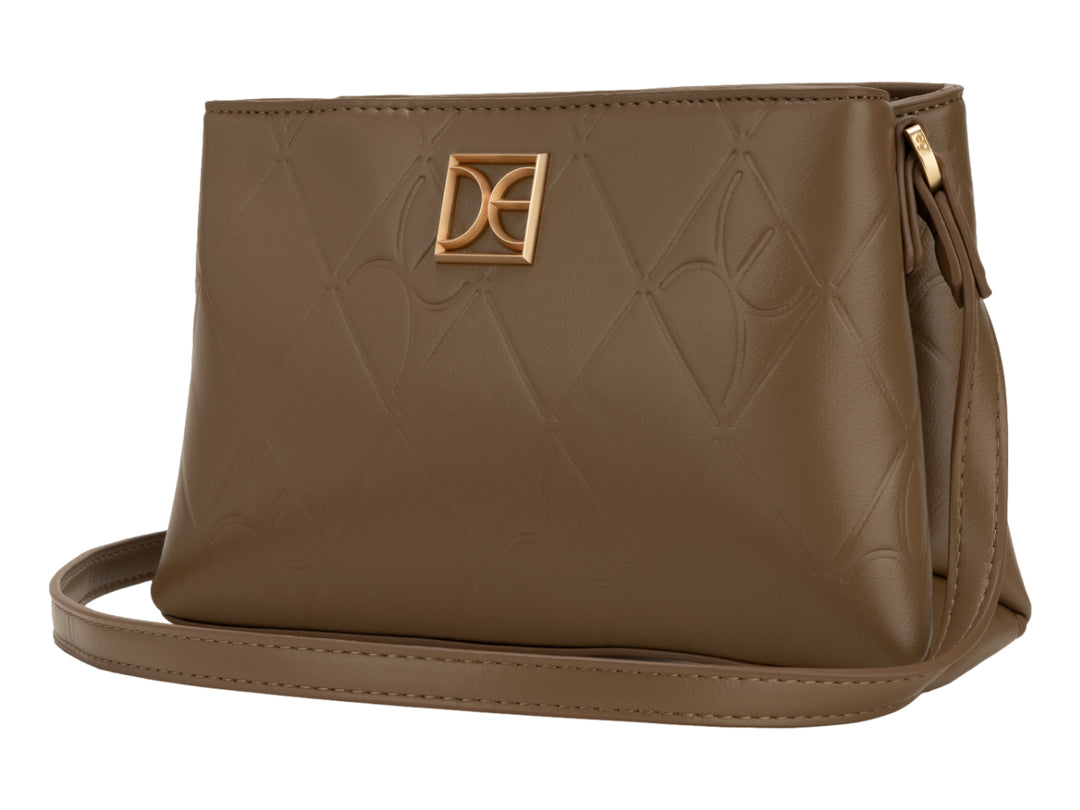 Bolso de hombro color camel con diseño acolchado y logotipo dorado central.