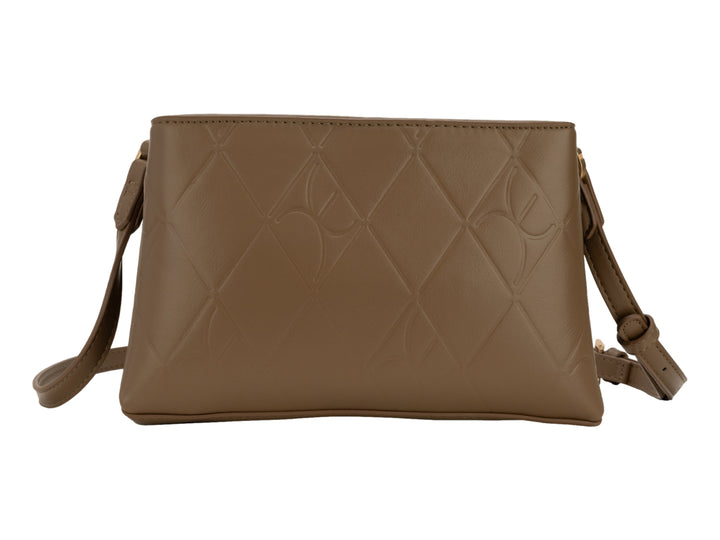 Bolso de hombro color camel con diseño acolchado y logotipo dorado central.