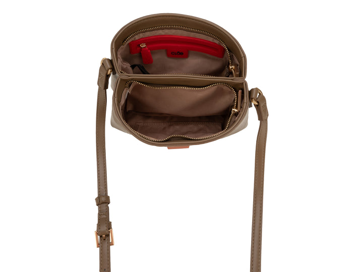 Bolso de hombro color camel con diseño acolchado y logotipo dorado central.