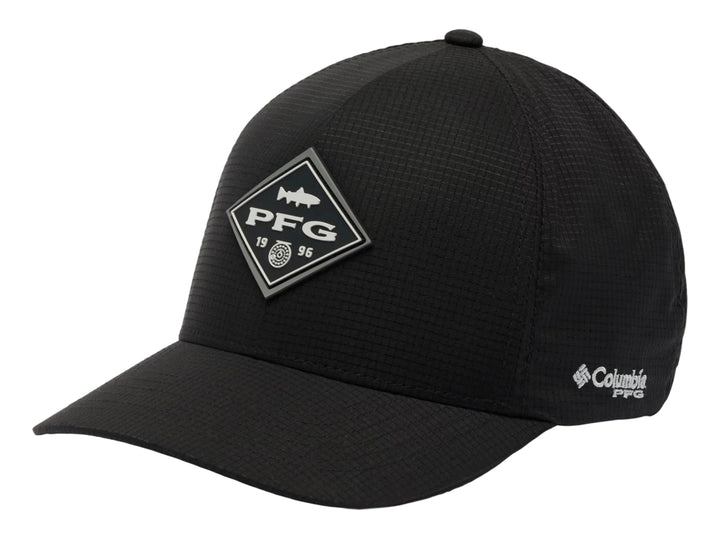 Gorra Columbia PFG de color negro con logotipo en forma de diamante en el frente.