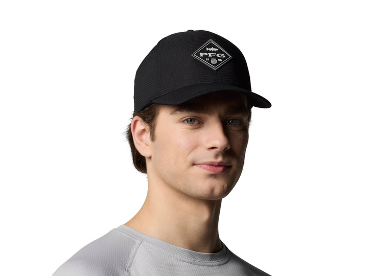 Gorra Columbia PFG de color negro con logotipo en forma de diamante en el frente.
