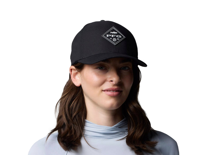 Gorra Columbia PFG de color negro con logotipo en forma de diamante en el frente.