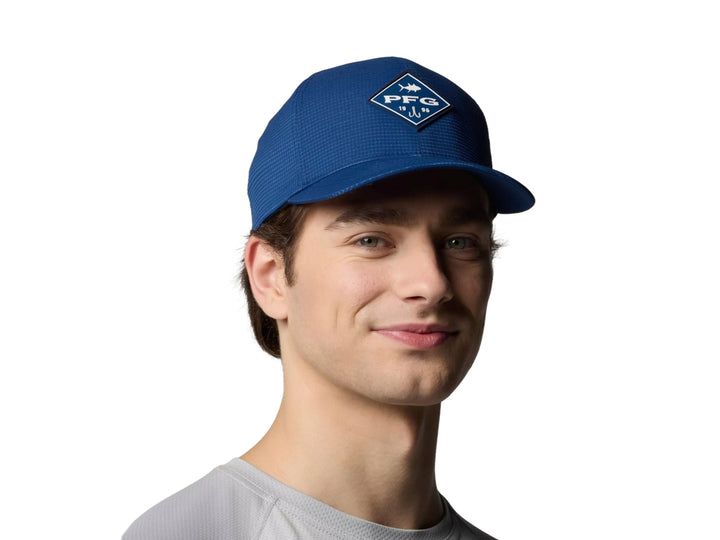 Gorra Columbia PFG color azul con logotipo diamante en el frente y visera curva.