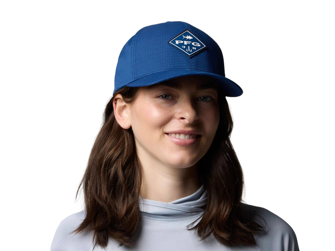 Gorra Columbia PFG color azul con logotipo diamante en el frente y visera curva.