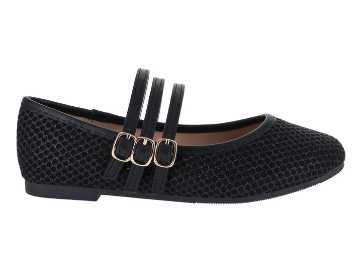 Zapato plano negro con tres correas y hebillas doradas, textura de malla.