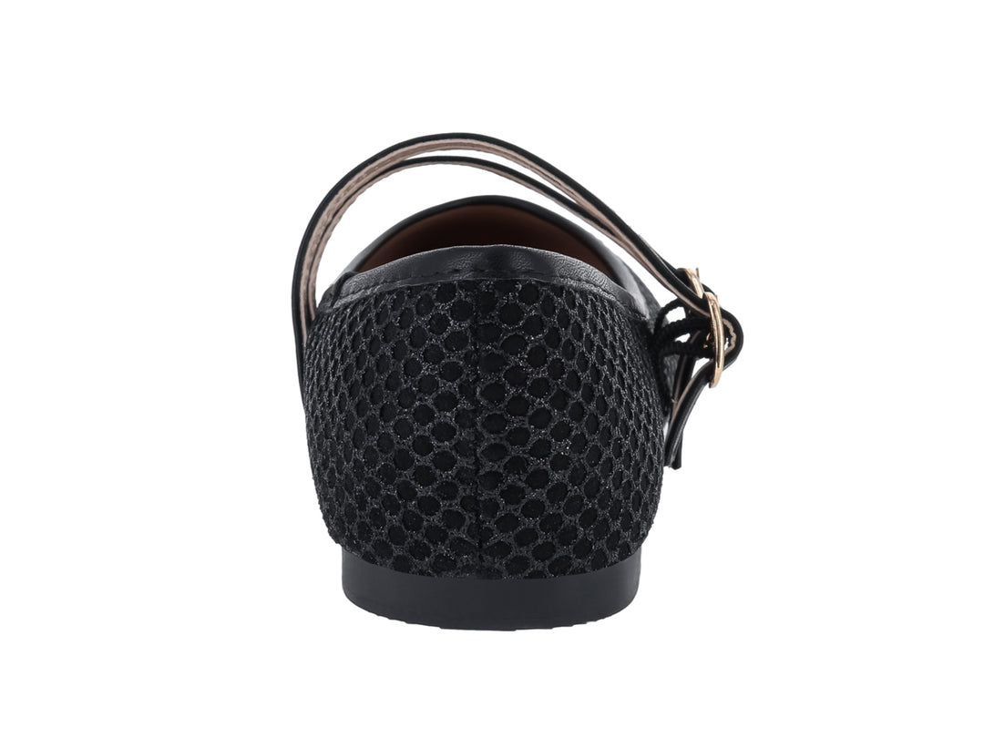 Zapato plano negro con tres correas y hebillas doradas, textura de malla.