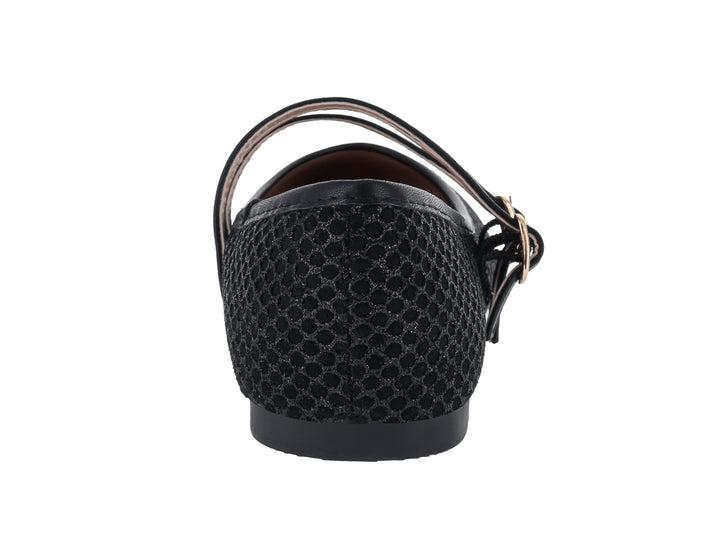 Zapato plano negro con tres correas y hebillas doradas, textura de malla.