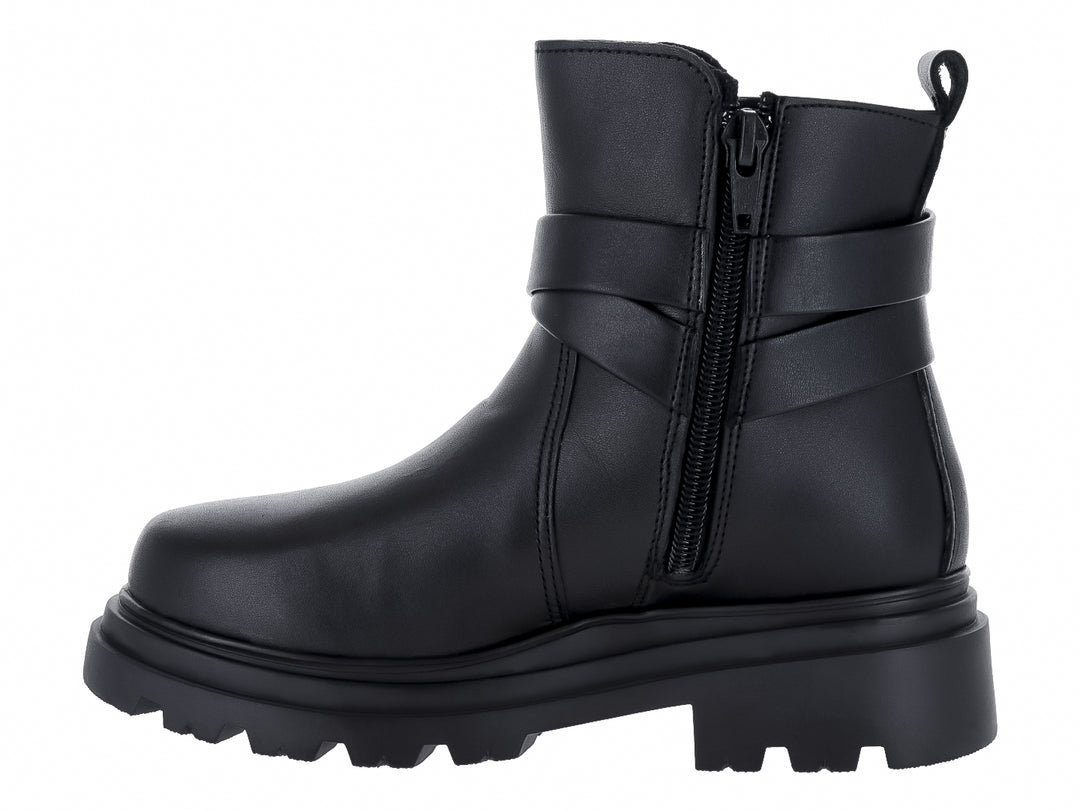 Botas negras de caña corta con suela track gruesa y detalle de correa con hebilla plateada.