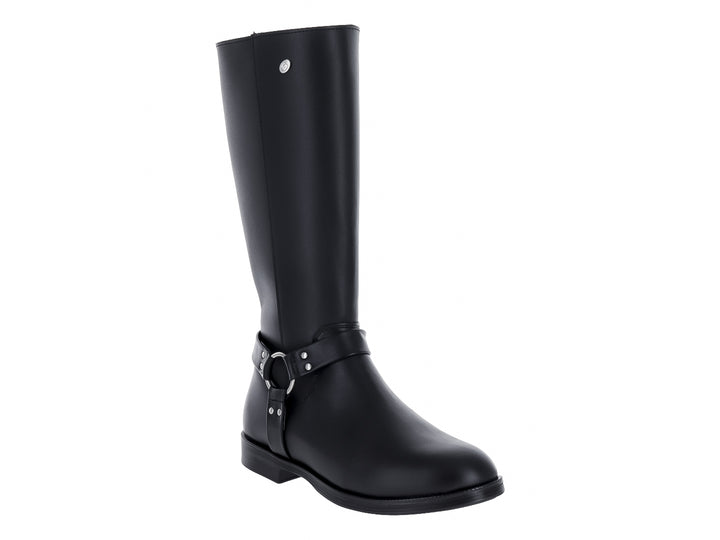 Bota alta de color negro con detalle de hebilla plateada en el tobillo.