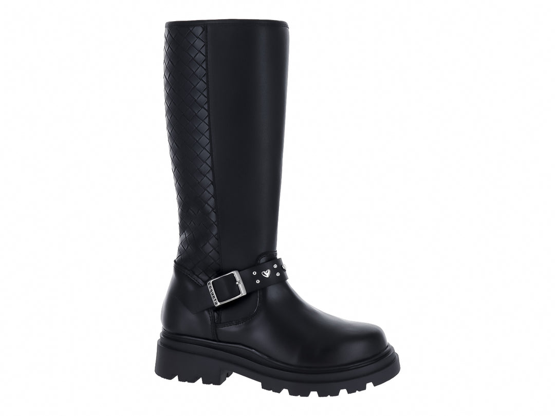 Bota alta negra con suela track, detalle trenzado lateral y hebilla plateada.
