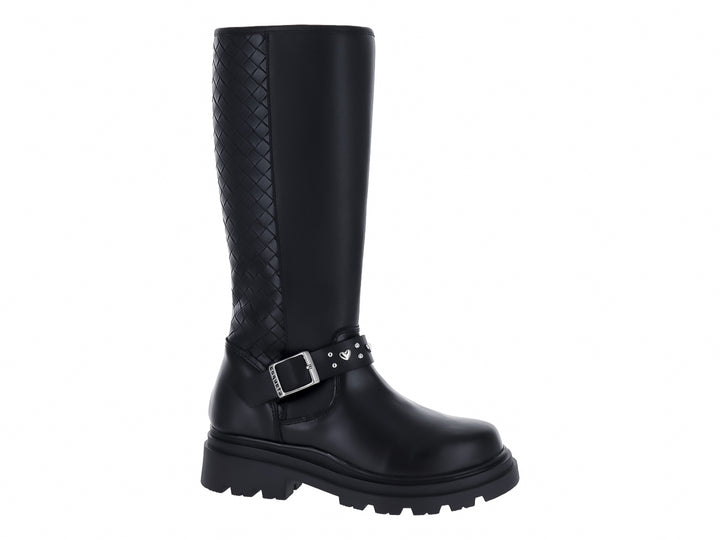 Bota alta negra con suela track, detalle trenzado lateral y hebilla plateada.