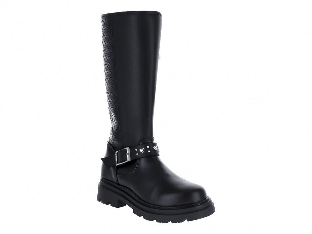 Bota alta negra con suela track, detalle trenzado lateral y hebilla plateada.