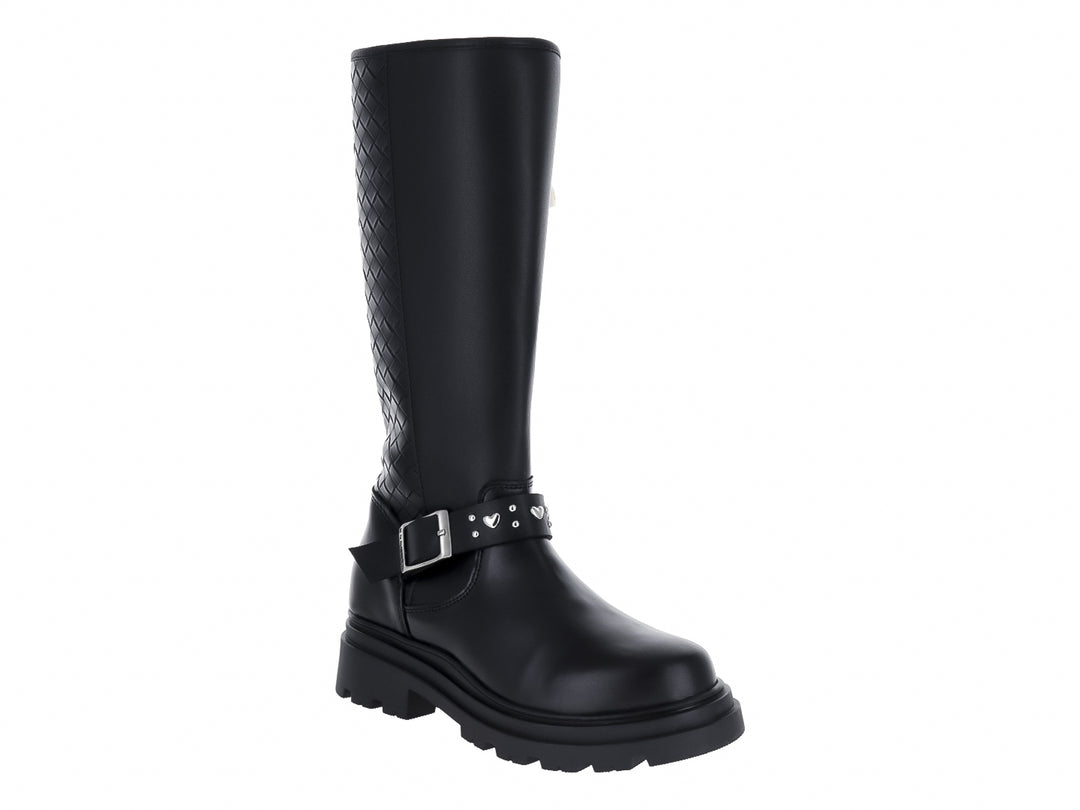 Bota alta negra con suela track, detalle trenzado lateral y hebilla plateada.