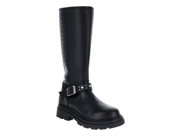 Bota alta negra con suela track, detalle trenzado lateral y hebilla plateada.