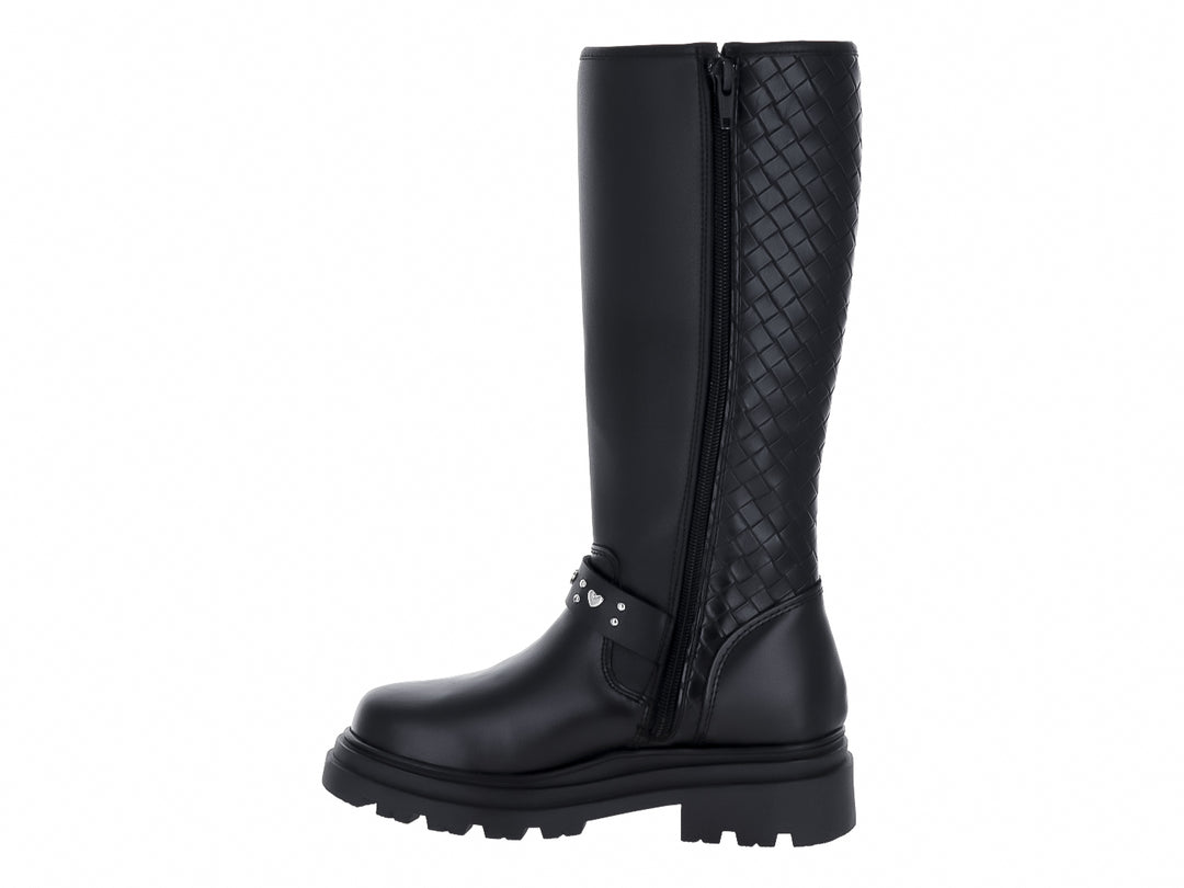 Bota alta negra con suela track, detalle trenzado lateral y hebilla plateada.