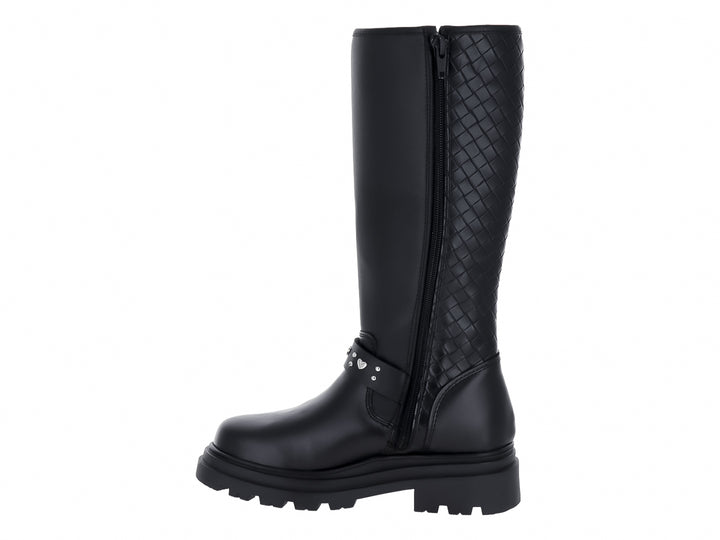 Bota alta negra con suela track, detalle trenzado lateral y hebilla plateada.