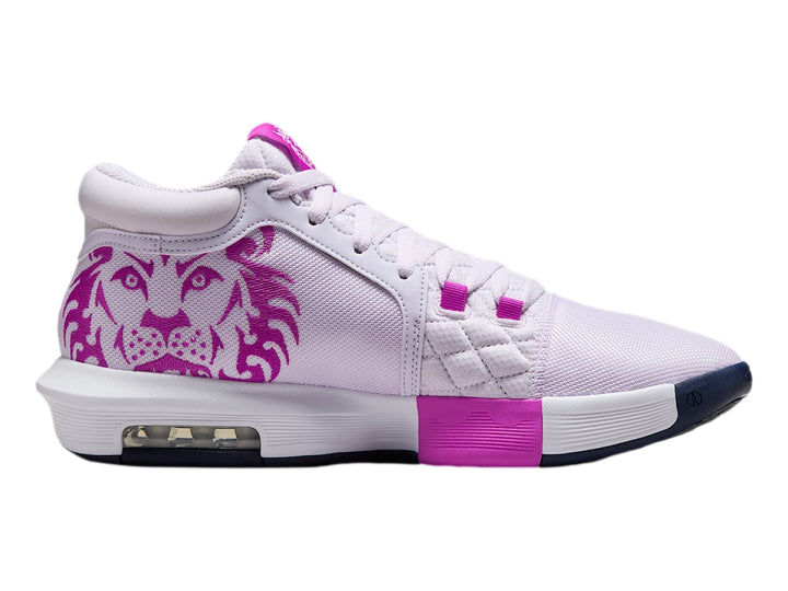 Tenis Nike LeBron Witness VIII color violeta con diseño de león en el lateral y suela blanca y magenta.