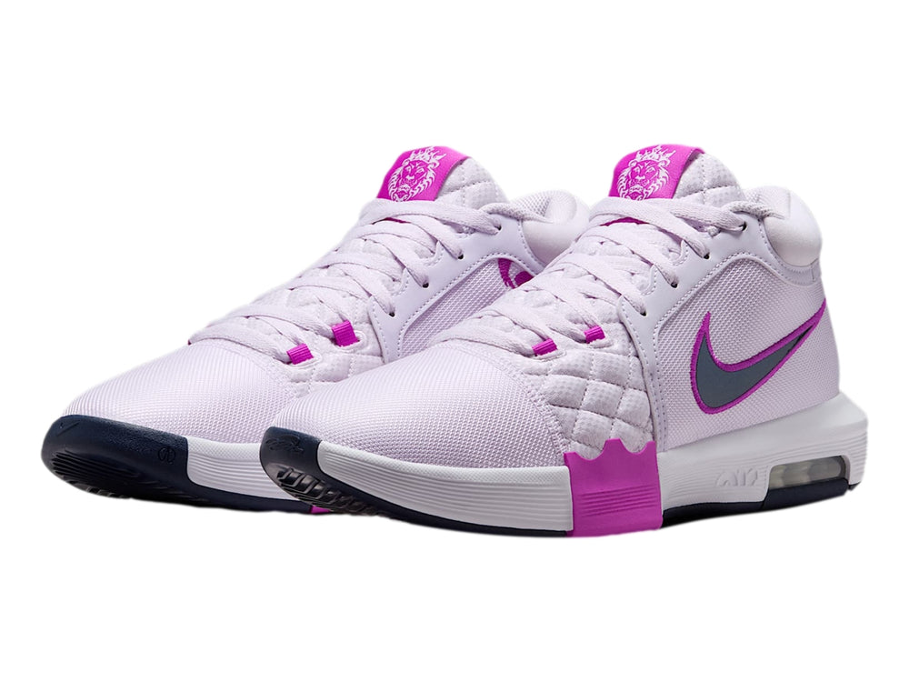 Tenis Nike LeBron Witness VIII color violeta con diseño de león en el lateral y suela blanca y magenta.